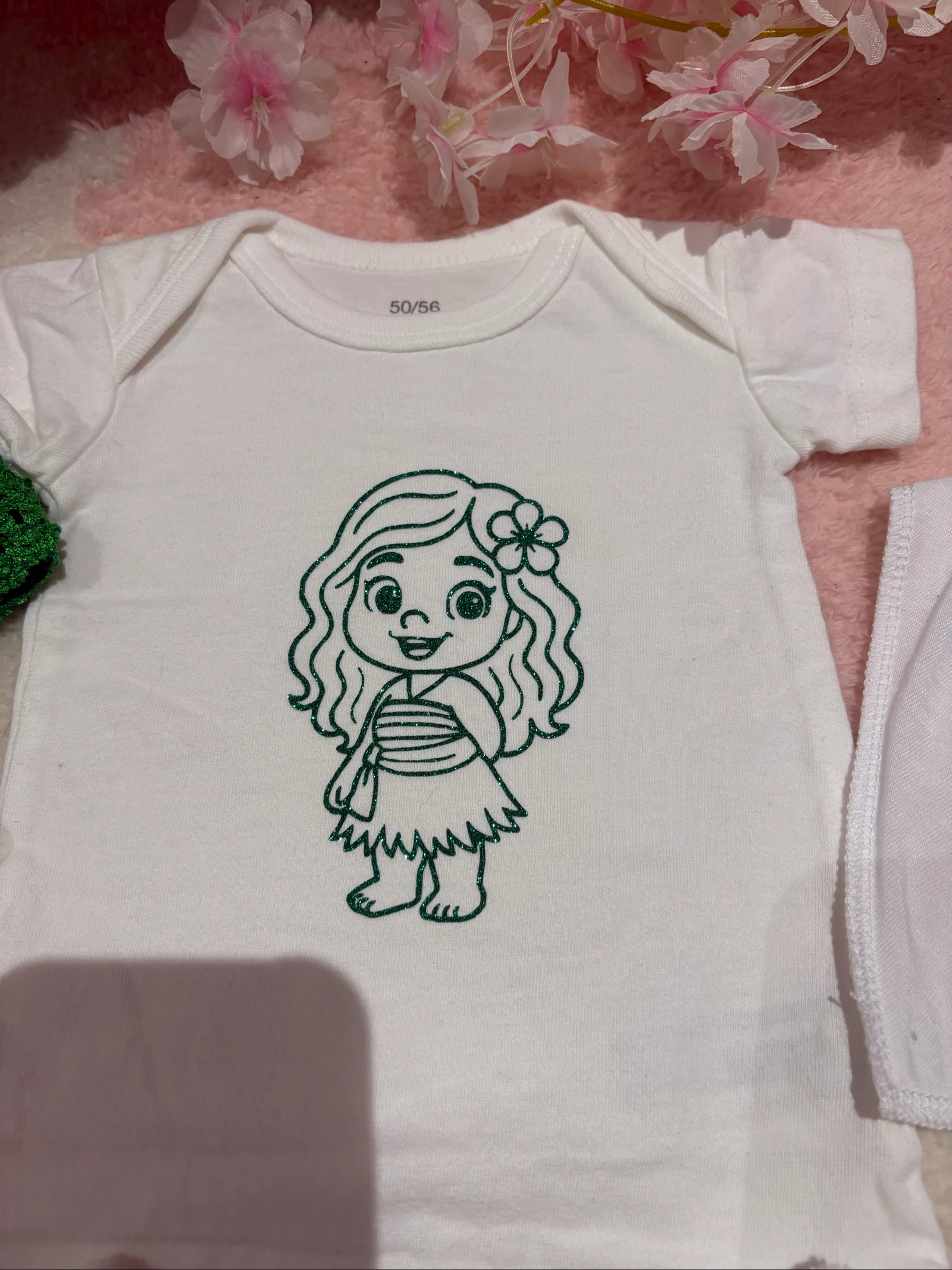 Ensemble bébé Vaiana neuf – Body + bavoir + attache tétine + bandeau + chaussettes – photo 2